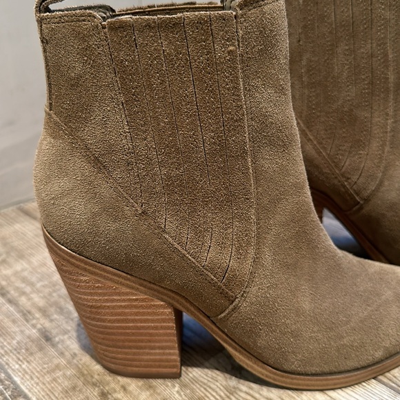 Beautiful Mark Fisher taupe suede booties,Sz 8 - Picture 4 of 5